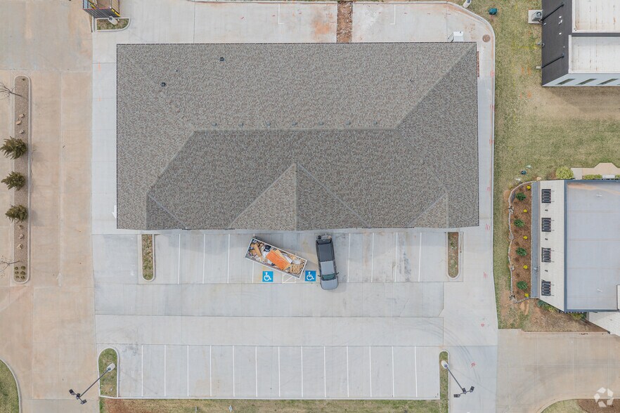 More Photos Of 2404 NW 178th St, Edmond General Retail For Lease