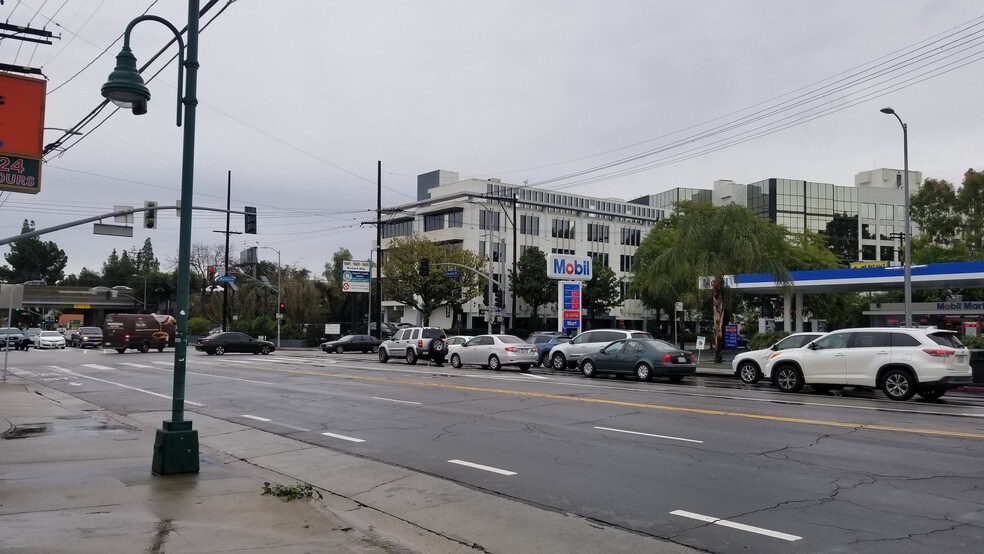 More Photos Of 5569 Reseda Blvd, Tarzana Auto Repair For Lease