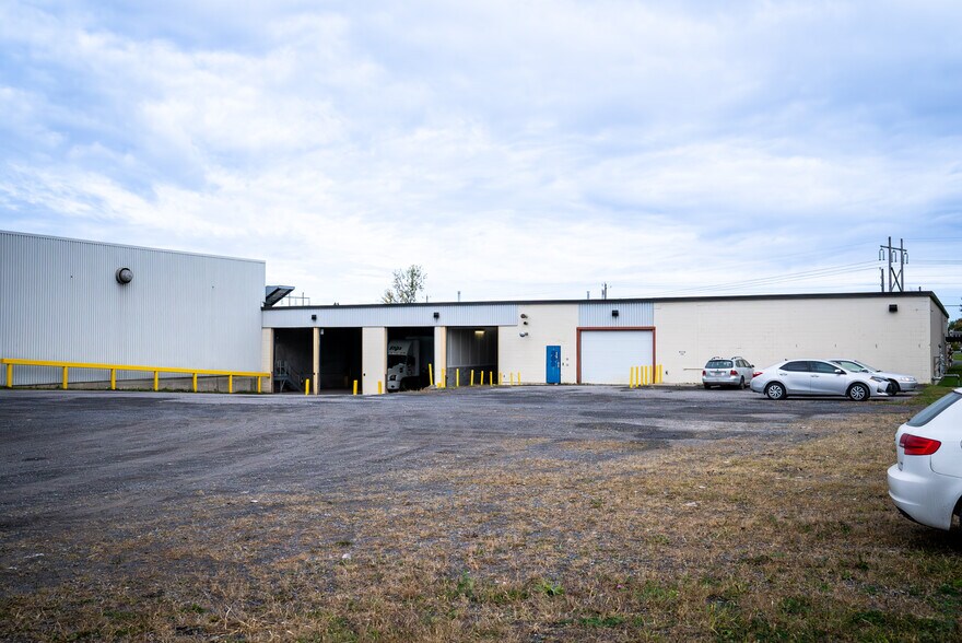 More Photos Of 2000 Boul Industriel, Chambly Warehouse For Lease