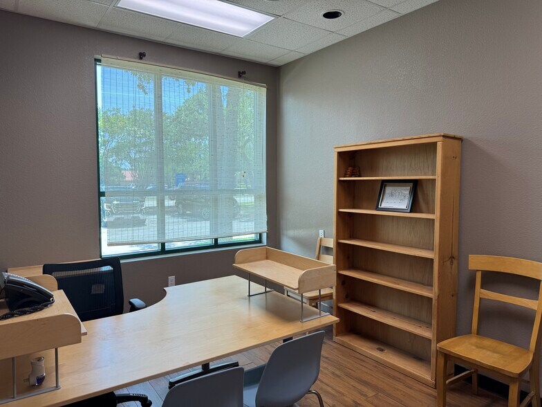 More Photos Of 16010 Park Valley Dr, Round Rock Medical For Lease