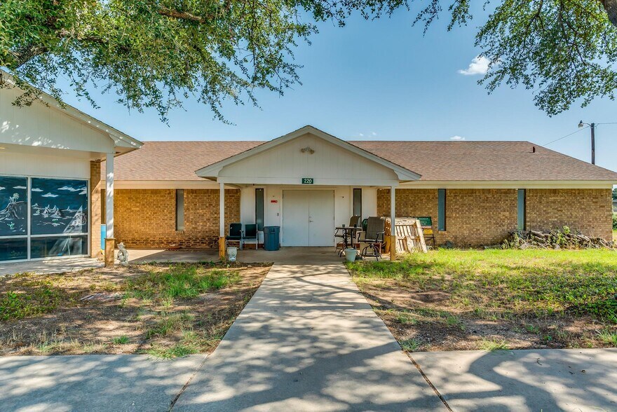 More Photos Of 220 W Lipan Dr, Lipan Religious Facility For Sale