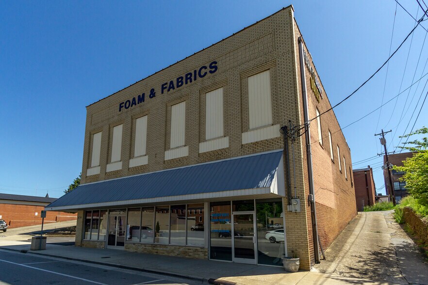 More Photos Of 34 N Logan St, Marion General Retail For Lease