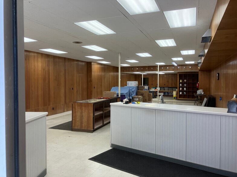 More Photos Of 211 W 1st St, Dixon General Retail For Sale