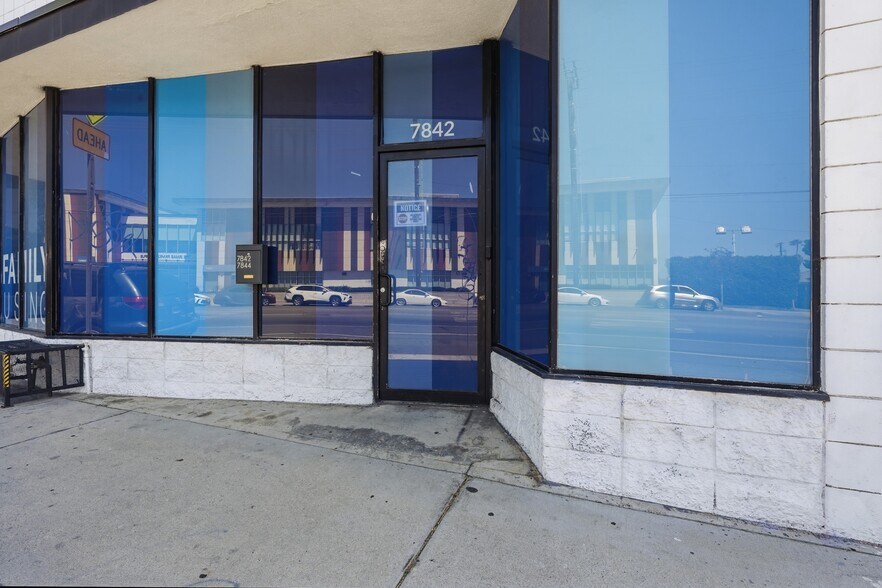 More Photos Of 7842 Lankershim Blvd, North Hollywood Showroom For Sale