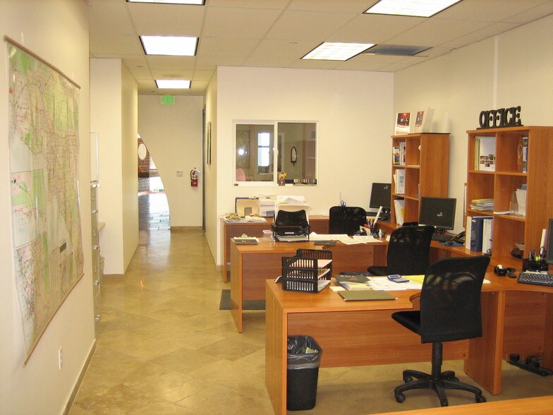 More Photos Of 7595 N San Fernando Rd, Burbank Warehouse For Lease