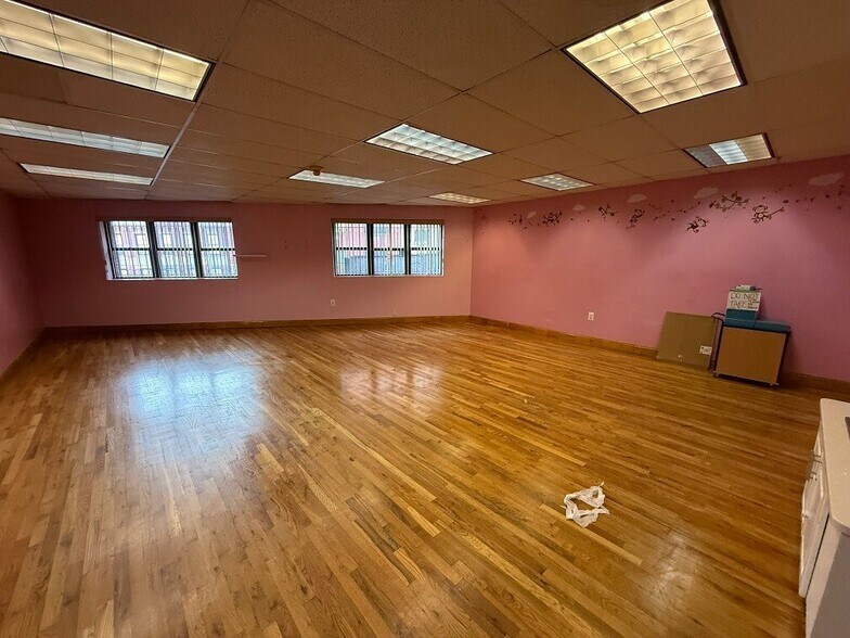 More Photos Of 283 E Burnside Ave, Bronx Storefront Retail Office For Sale