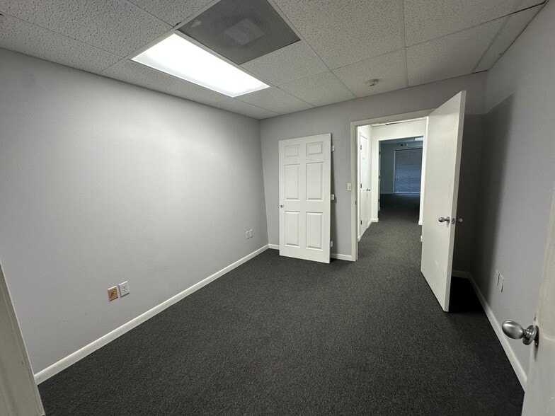 More Photos Of 1721 Independence Blvd, Sarasota Showroom For Lease