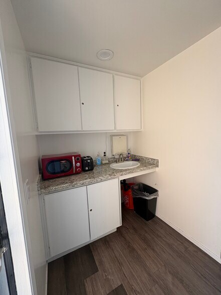 More Photos Of 1500 E Pacific Coast Hwy, Seal Beach Office For Lease