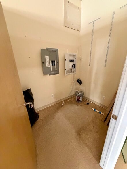 More Photos Of 198 Ferry St, Newark Storefront Retail Residential For Lease