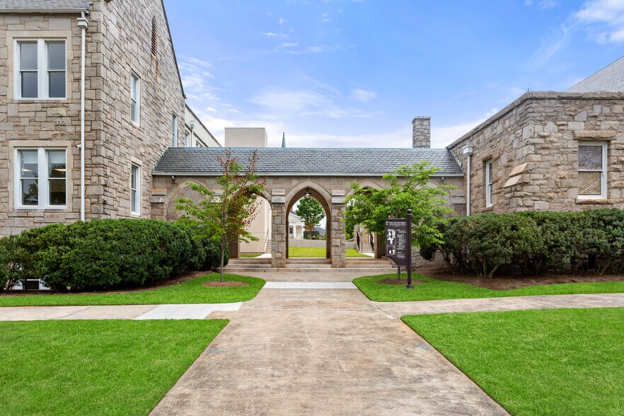 More Photos Of 312 Sycamore St, Decatur Office For Sale