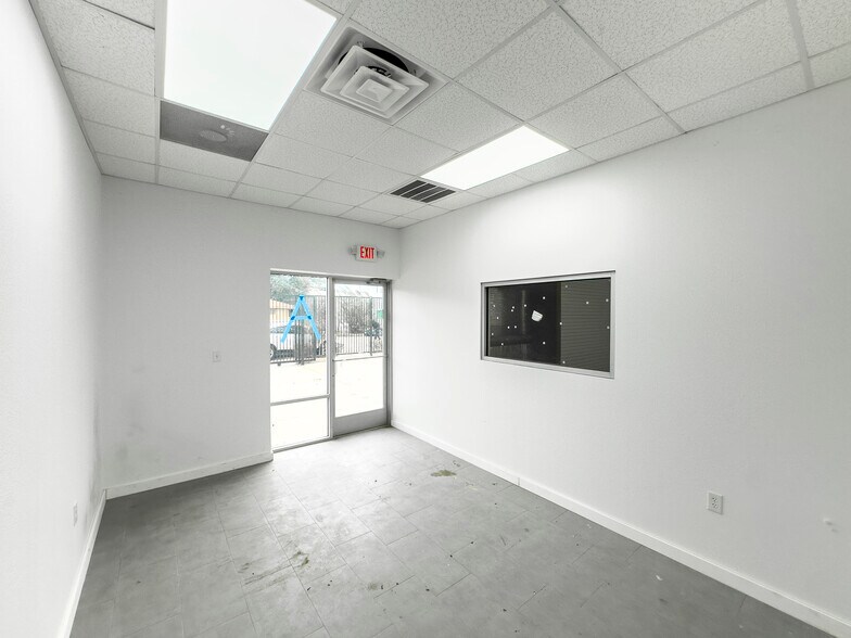 More Photos Of 9013 Pagewood Ln, Houston Warehouse For Sale