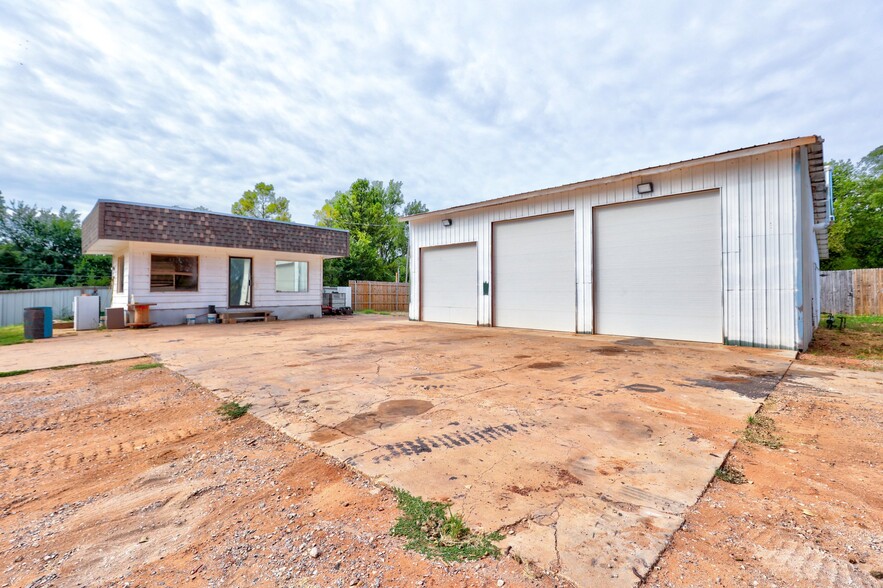 Primary Photo Of 2709 Division st, Guthrie Specialty For Sale