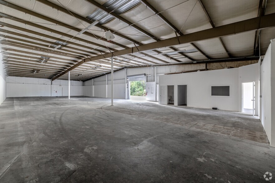 Primary Photo Of 1000-1026 Savage Ct, Longwood Showroom For Lease