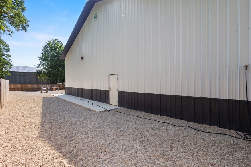 More Photos Of 390 Progress Dr, Cottage Grove Veterinarian Kennel For Sale