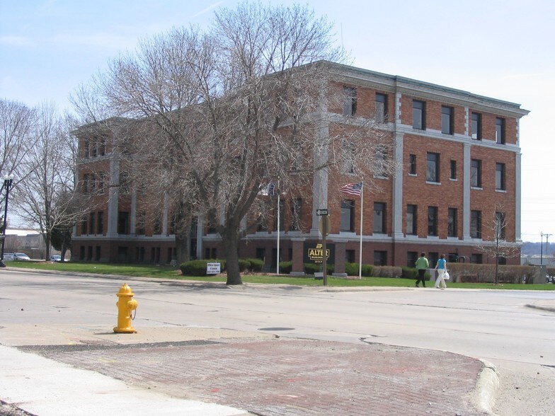 More Photos Of 2117 State St, Bettendorf Office For Lease