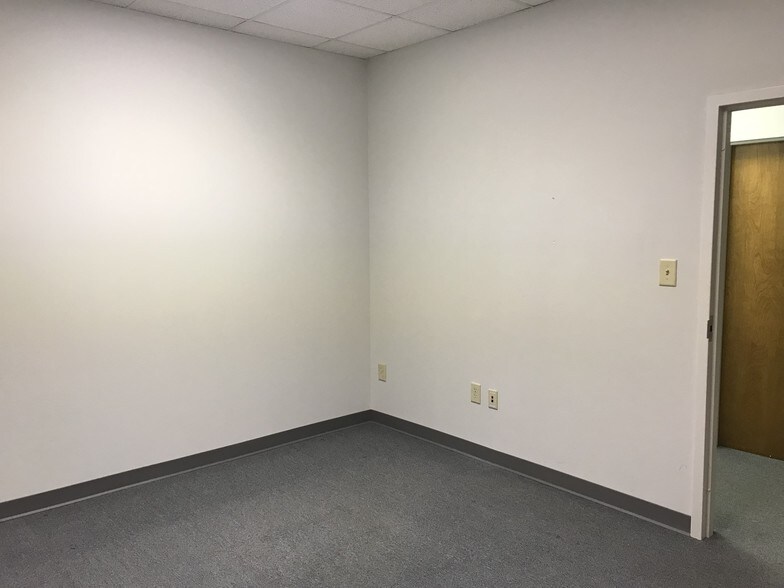 More Photos Of 1220 Kennestone Cir, Marietta Warehouse For Lease