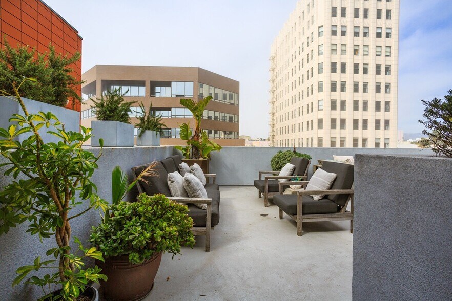 More Photos Of 214 Santa Monica Blvd, Santa Monica Apartments For Lease