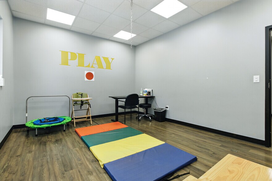 More Photos Of 2221 John Williams Blvd, Bedford Office For Sale