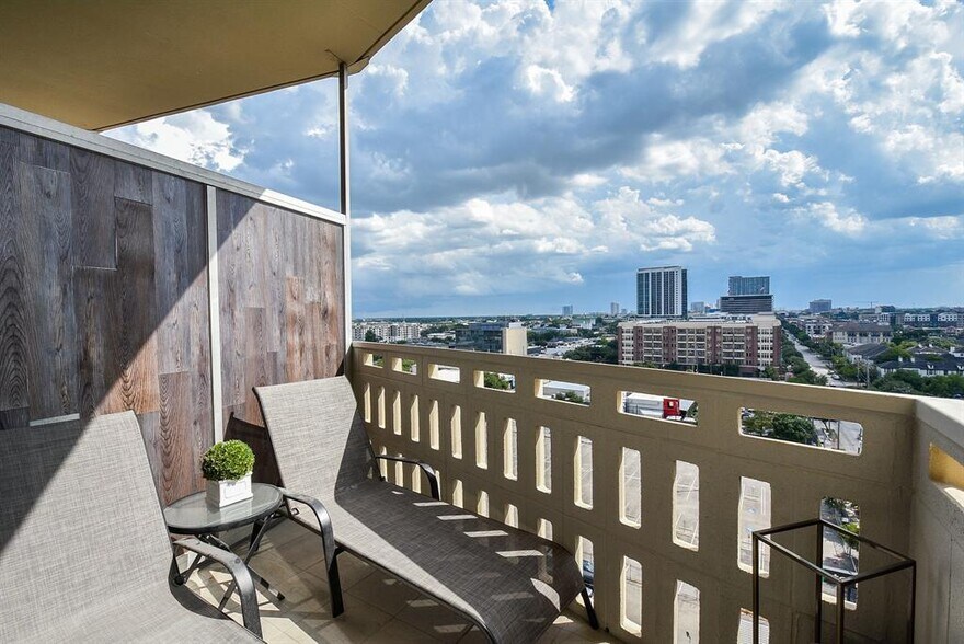 More Photos Of 2016 Main St, Houston Apartments For Sale