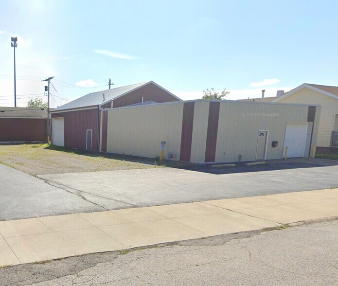More Photos Of 158 Woodbury St, Elyria Flex For Sale