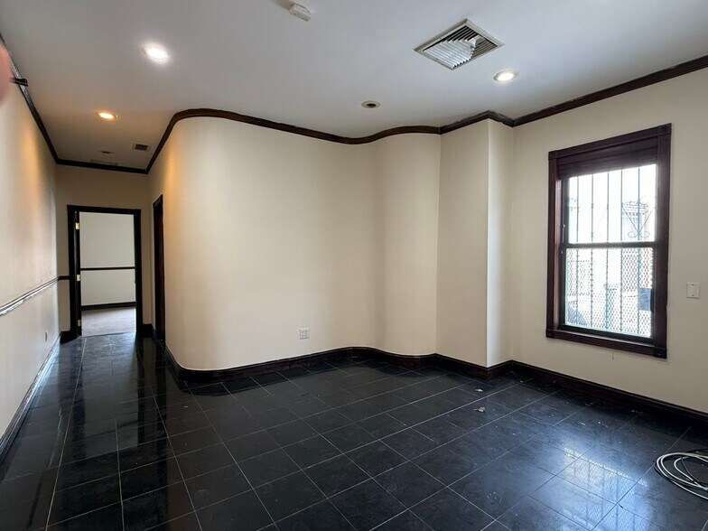 More Photos Of 2530 Boston Rd, Bronx Storefront Retail Office For Sale