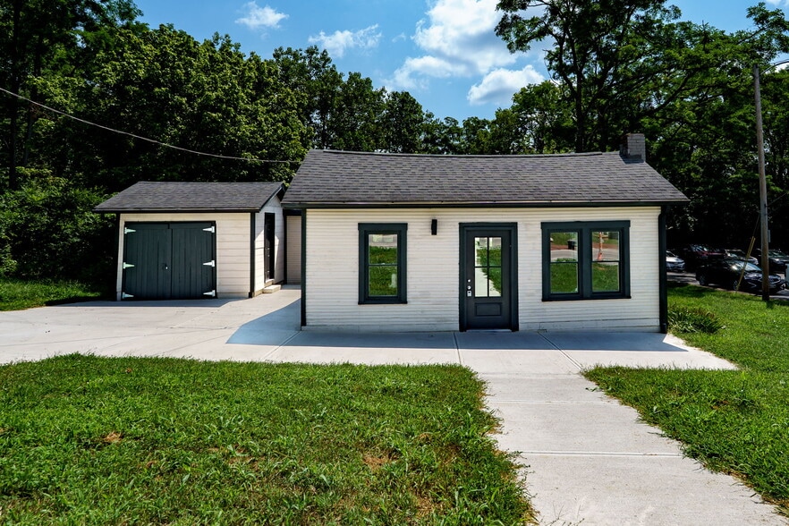 Primary Photo Of 520 N Broadway St, Lebanon Showroom For Sale