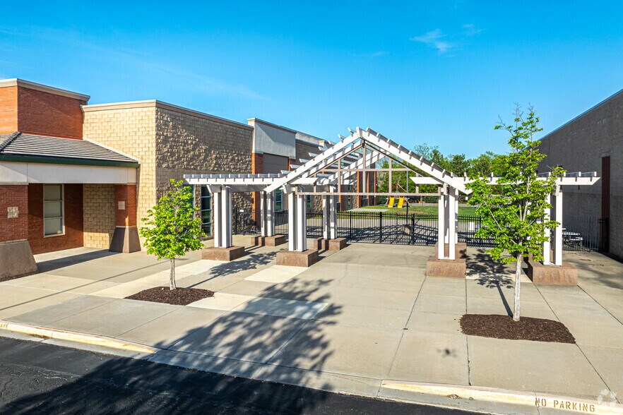 More Photos Of 14401 W Metcalf Ave, Overland Park Unknown For Lease