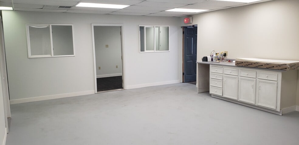 More Photos Of 2430 Pennsylvania Ave, Madison Warehouse For Lease