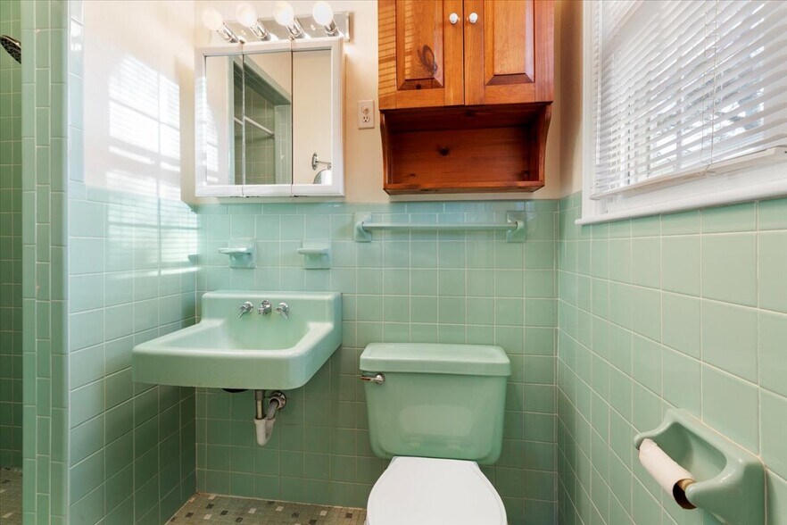 More Photos Of 1356 Coopers Cove Rd, Hardy Specialty For Sale