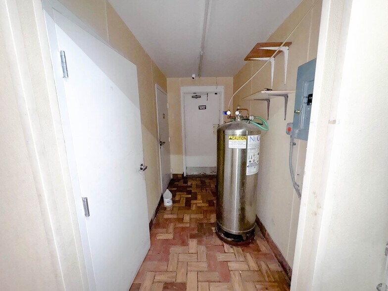 More Photos Of 938 W Colonial Dr, Orlando Freestanding For Lease