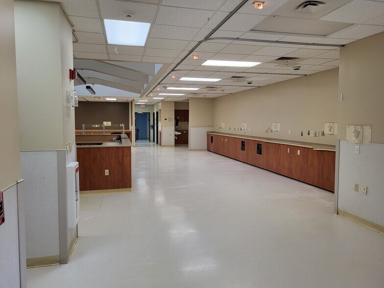 More Photos Of 3018 Military Rd, Niagara Falls Office For Lease