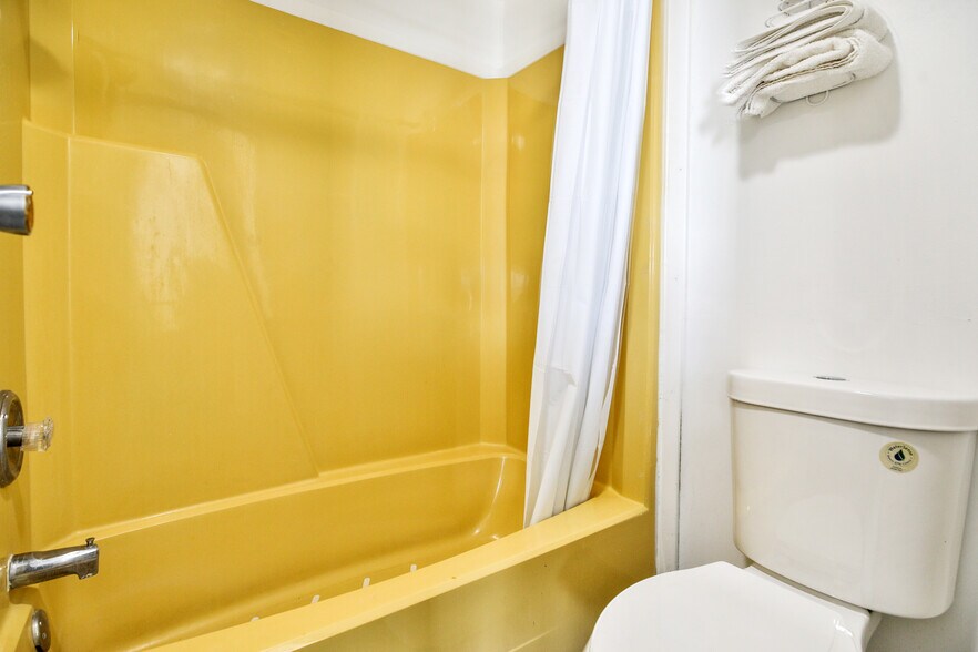 More Photos Of 2102 E Main St, Albert Lea Hotel For Sale