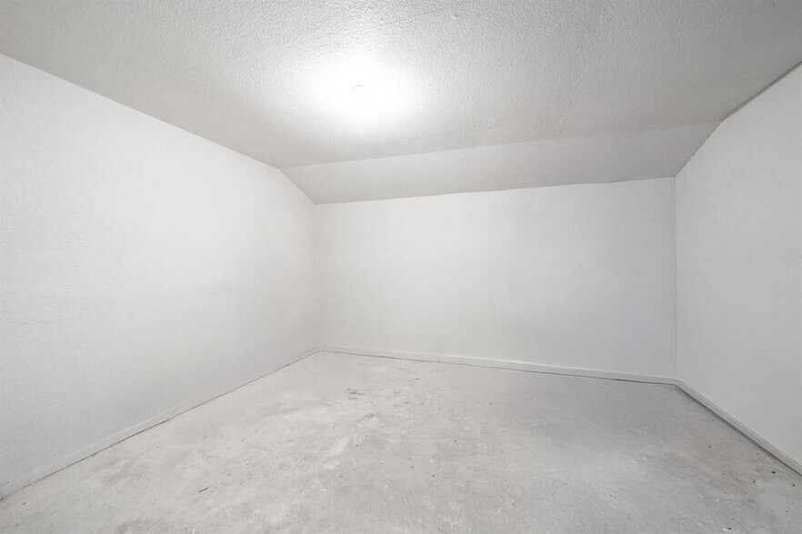 More Photos Of 2301 E Lewis Ave, Fresno Convenience Store For Sale