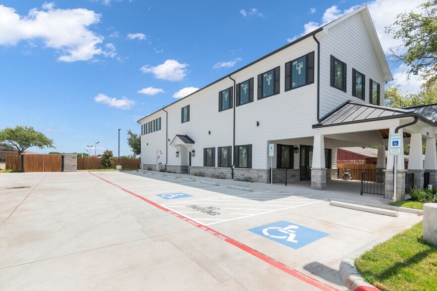 More Photos Of 207 S Elm St, Keller Storefront Retail Office For Sale