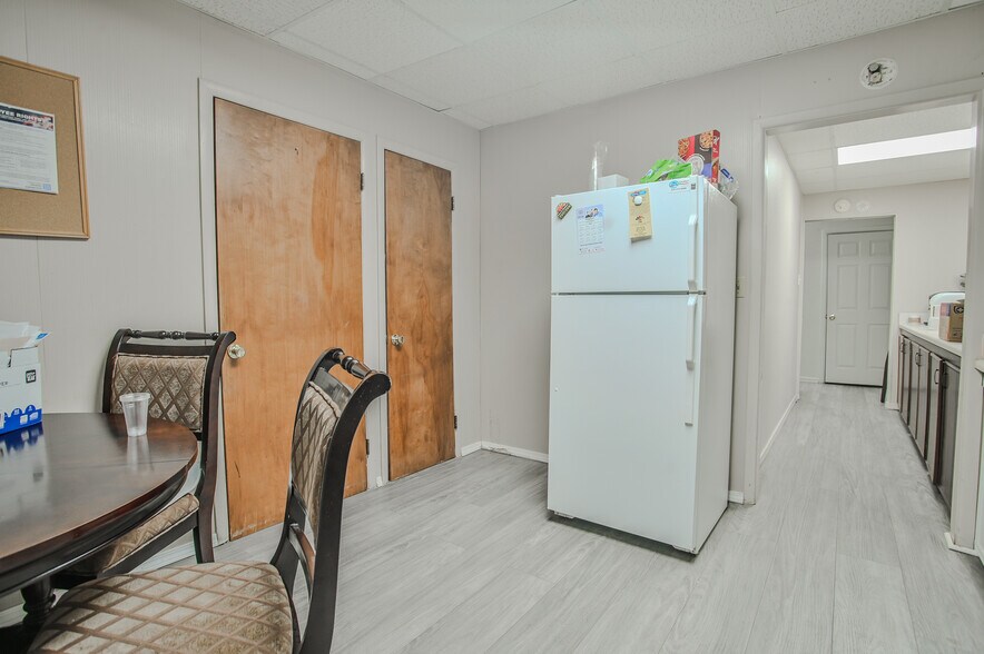 More Photos Of 1824 26th St, Snyder Office For Sale