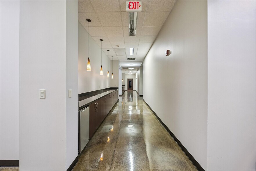 More Photos Of 6950 W 43rd St, Houston Loft Creative Space For Lease