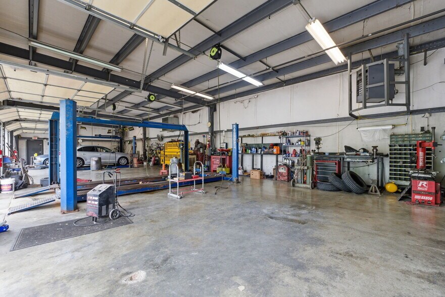More Photos Of 1525 E Florida St, Springfield Auto Repair For Sale