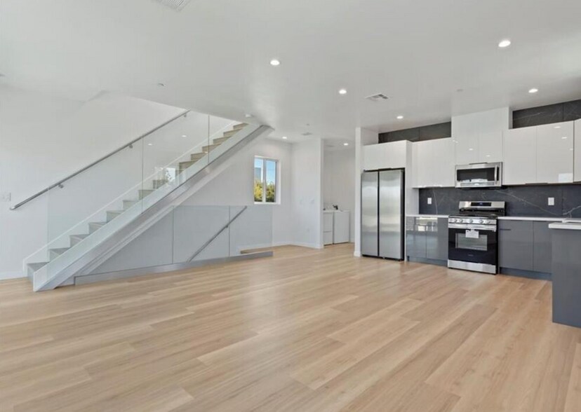 More Photos Of 5526 Blackwelder St, Los Angeles Apartments For Sale