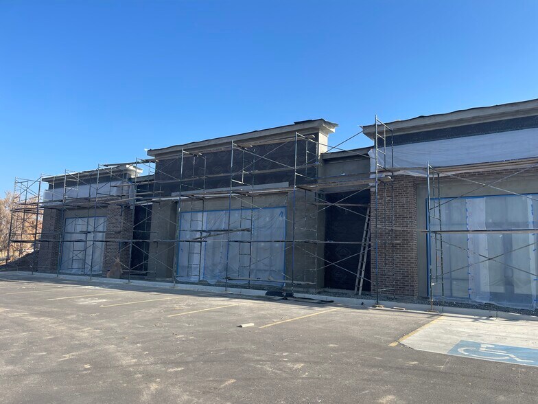 More Photos Of 2102 2000 w, Clinton Freestanding For Lease