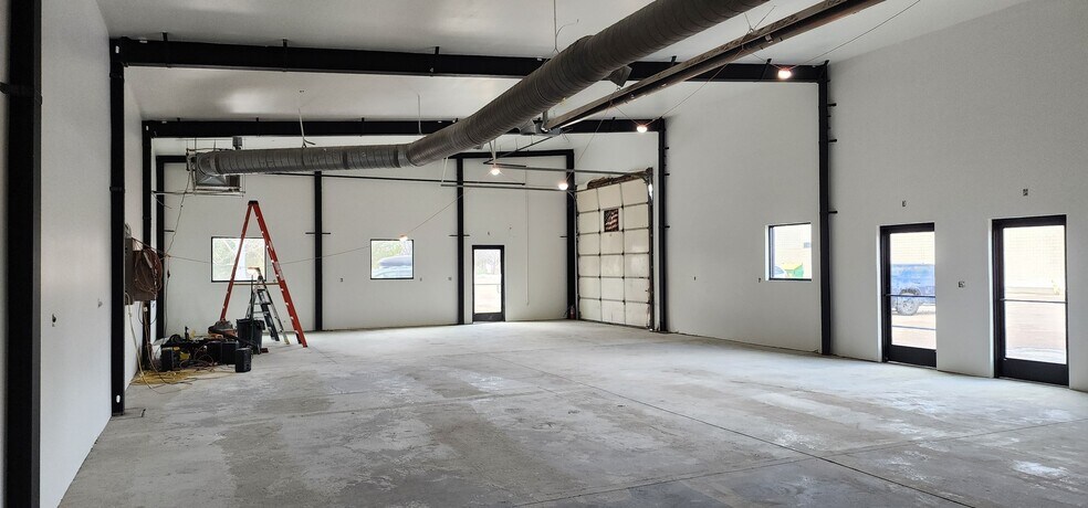 More Photos Of 1050-1051 Walnut St, Windsor Warehouse For Lease