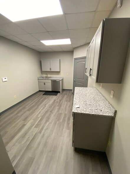 More Photos Of 163 Business Park Dr, Lebanon Light Manufacturing For Lease