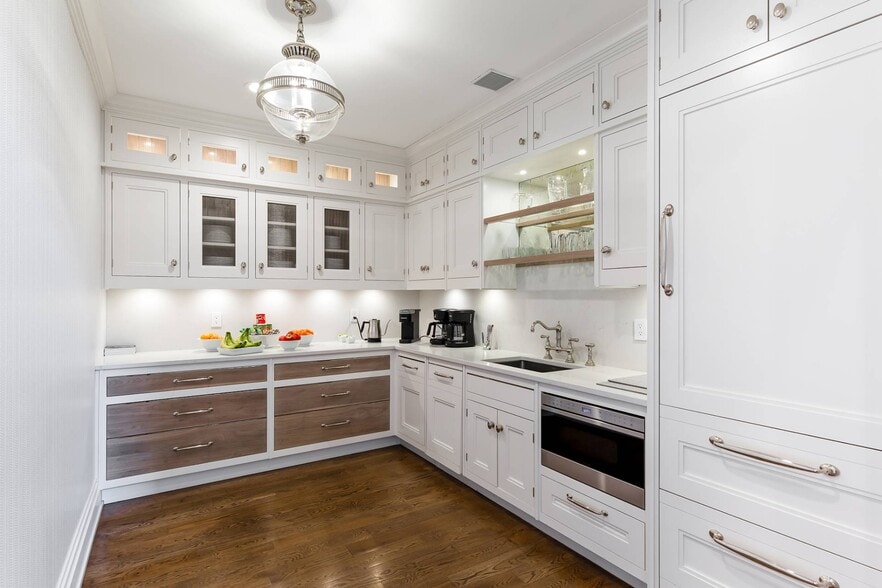 More Photos Of 26 Montauk Hwy, East Hampton Office For Sale