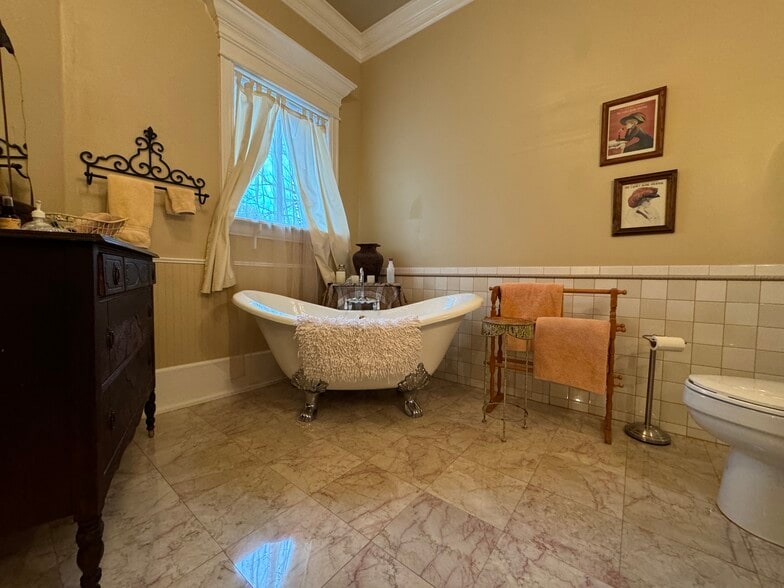 More Photos Of 224 W Chickasaw St, Tahlequah Hospitality For Sale