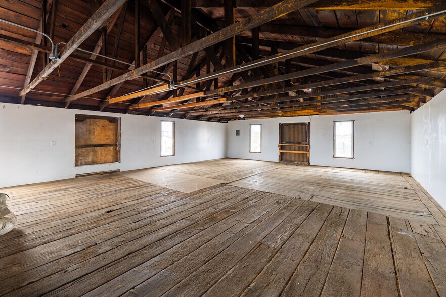 More Photos Of 2 17th St, Richmond Warehouse For Sale