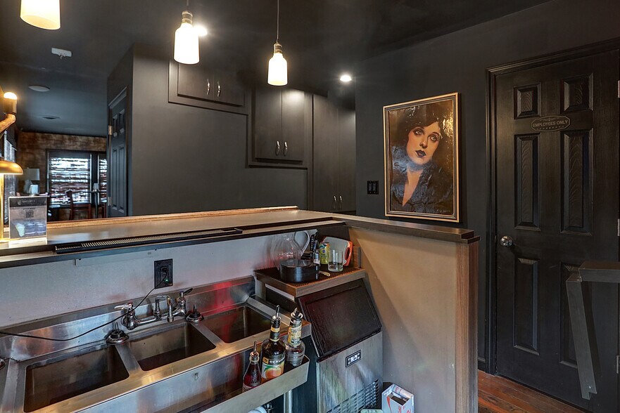 More Photos Of 2849 S Shelby St, Indianapolis Freestanding For Sale