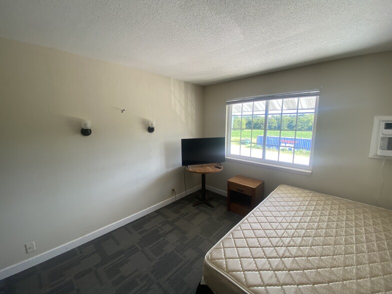 More Photos Of 1 Proactive Dr, New Florence Hotel For Sale