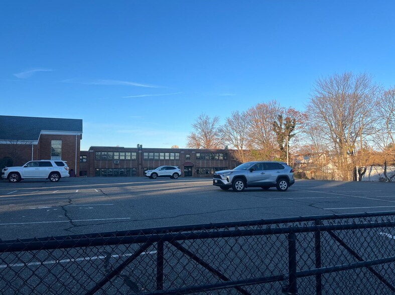 More Photos Of 50 Rose Ave, Valley Stream Schools For Lease