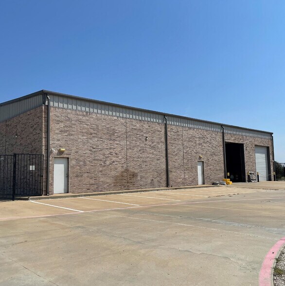More Photos Of 316 Ezell Dr, DeSoto Warehouse For Sale
