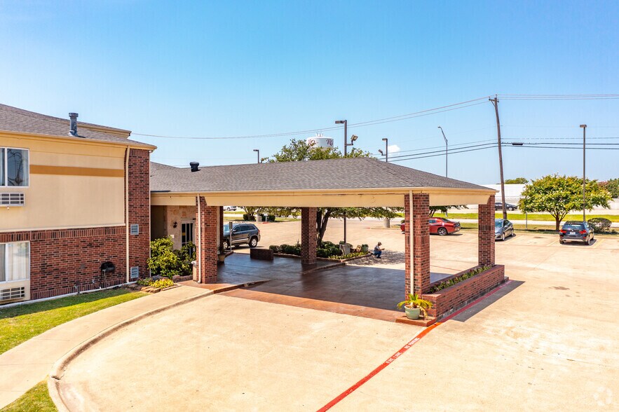 More Photos Of 404 N I-35 E, Red Oak Hotel For Sale