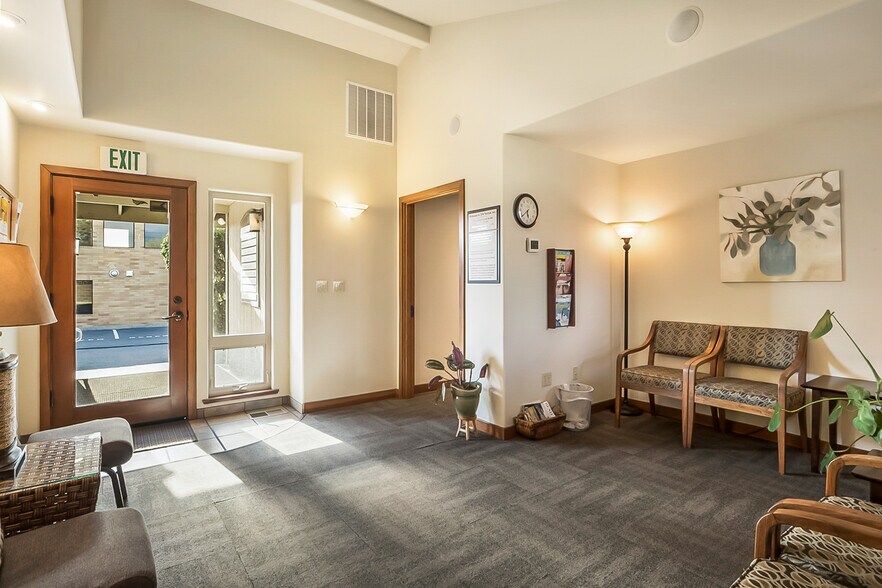 More Photos Of 336 NE Norton Ave, Bend Office For Sale